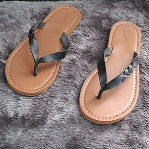 UNIVERSAL THREADS BLACK AND TAN FLIP FLOPS